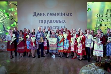Александр Бречалов наградил победителей и призеров ежегодного республиканского конкурса «Семейные трудовые династии»
