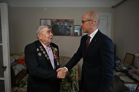 Глава Удмуртии Александр Бречалов встретился с ветераном Великой Отечественной войны Константином Тимофеевым